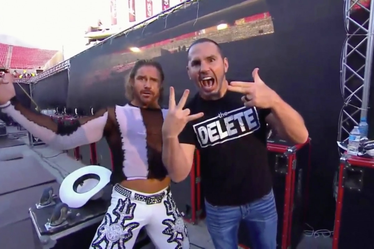 Los Hermanos Lee vs. Matt Hardy